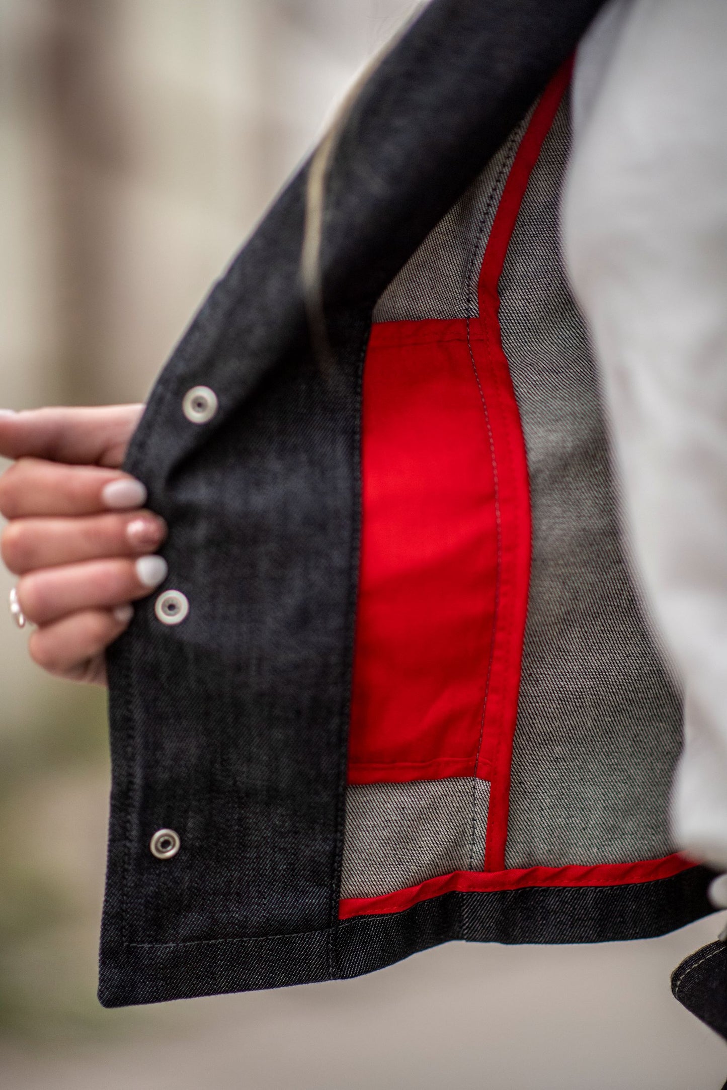 Intérieur rouge de la veste en jean.