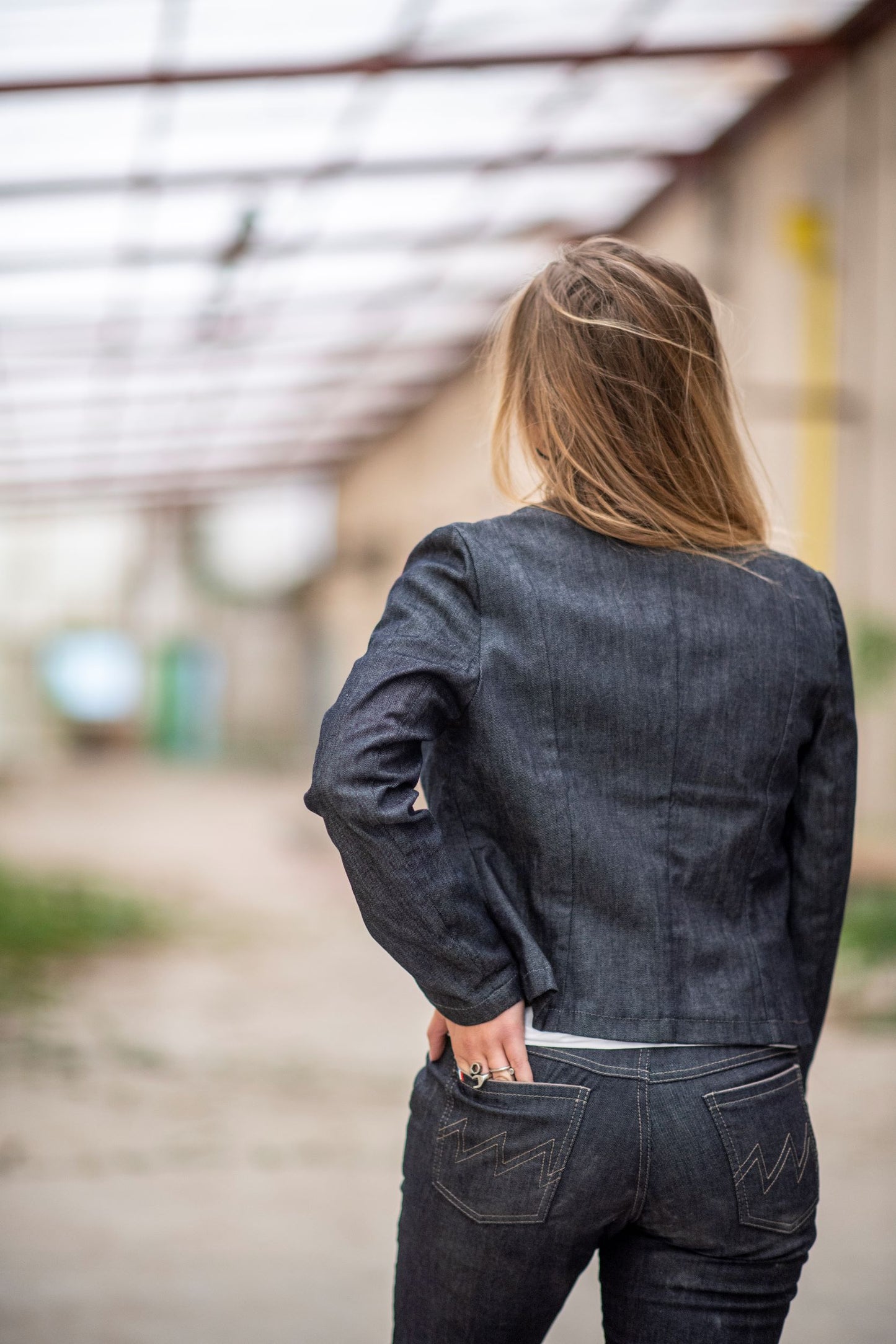 Dos de la veste en jean.