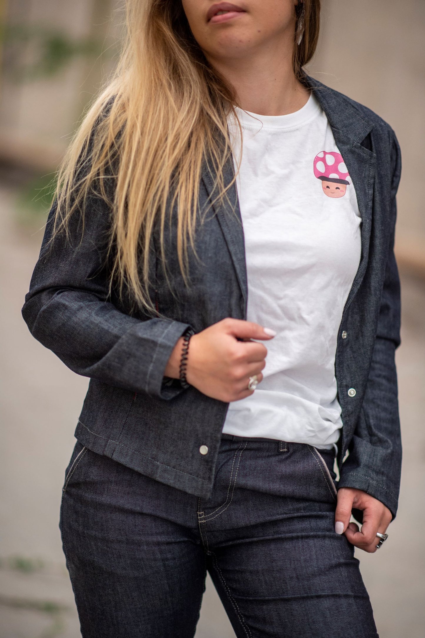 Aperçu de l'extérieur de la veste en jean.