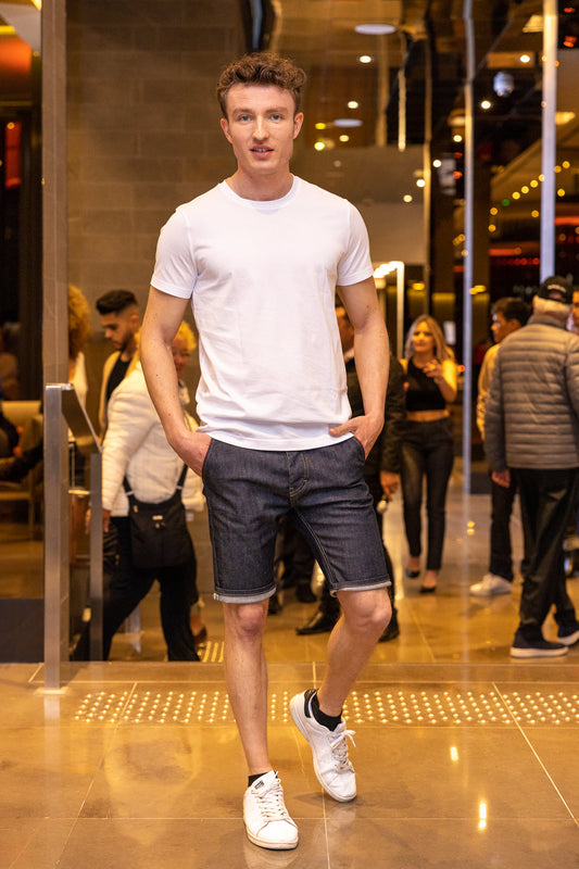 Bermuda en jean sur mannequin, pour homme. Poches rouges ou poches grises.