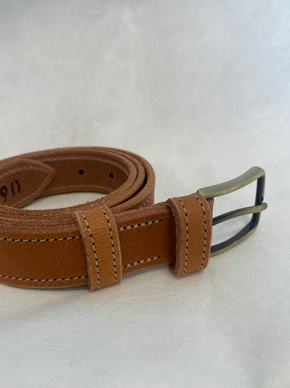 Ceinture artisanale en cuir cognac – Couture tout le tour boucle zamac dorée (30 mm)