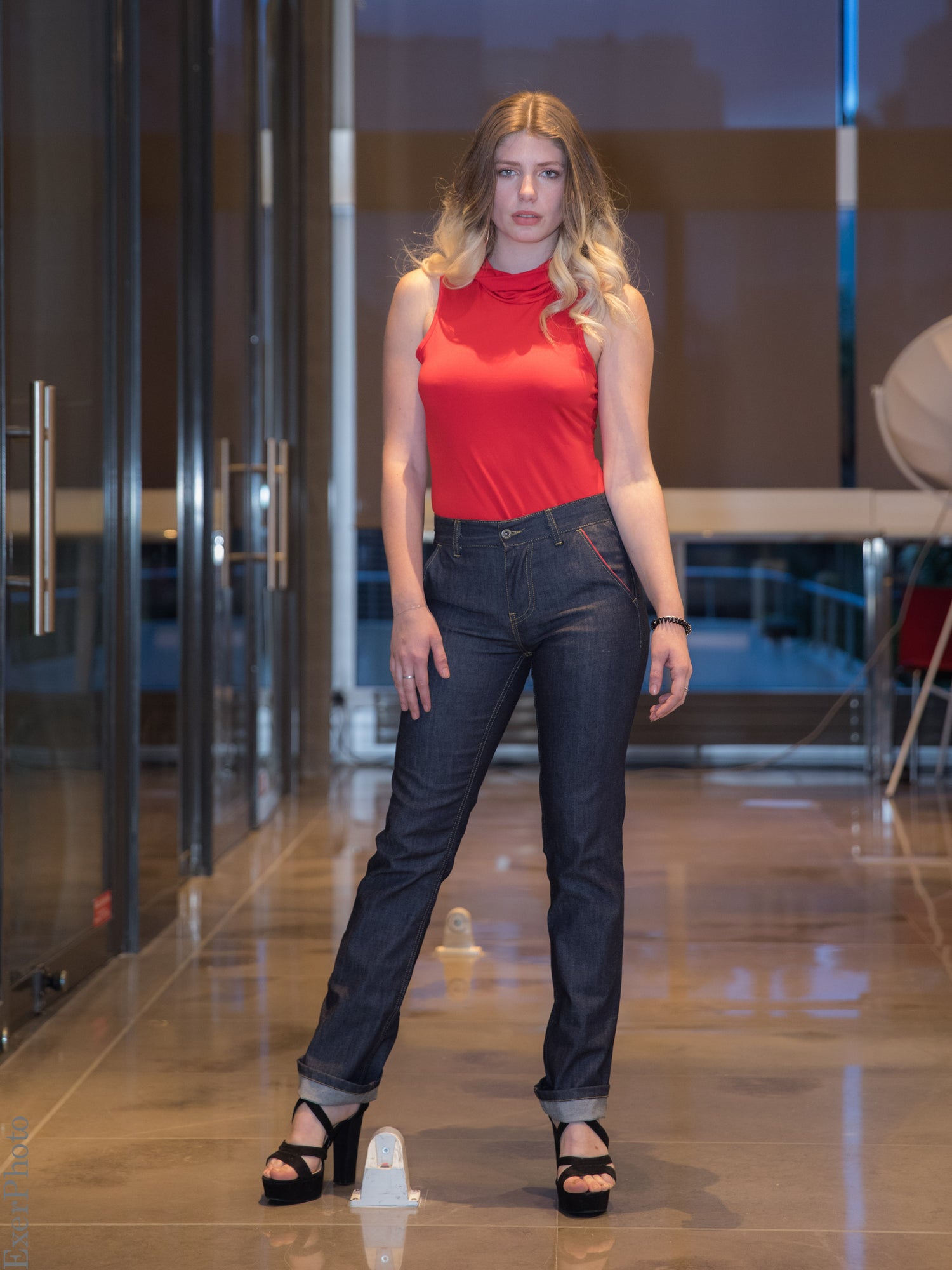 Jean droit pour femme. Photo de face, poches rouges.