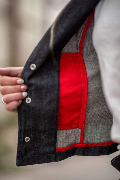 Intérieur rouge de la veste en jean.